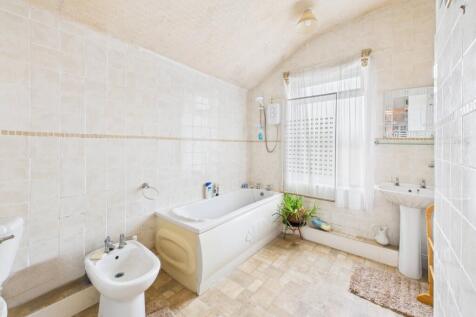 16. CAM04922G0-PR0093-STILL019