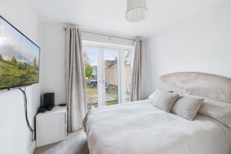 8. CAM04922G0-PR0094-STILL008