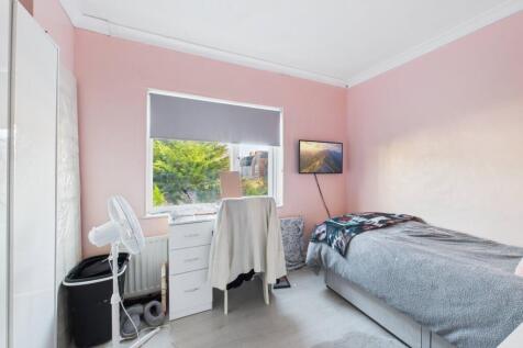 13. CAM04922G0-PR0094-STILL027