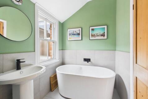 19. CAM04922G0-PR0086-STILL024