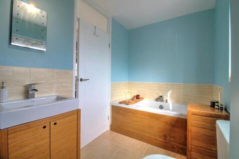Family Bathroom - Amherst Road - Matt Clinton EweM