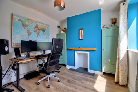 Hall Close Stoneleigh - Matt Clinton EweMove Kenil