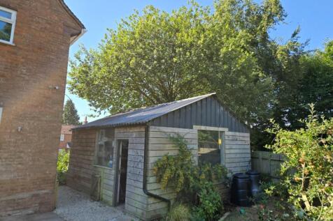 Hall Close Stoneleigh - Garden