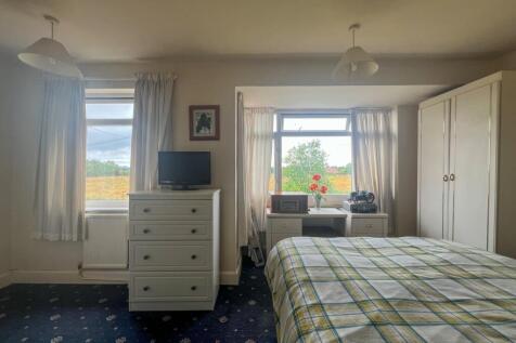 Dual aspect main bedroom with views to Malvern Hil
