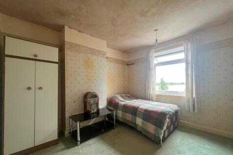large double bedroom facing rear garden