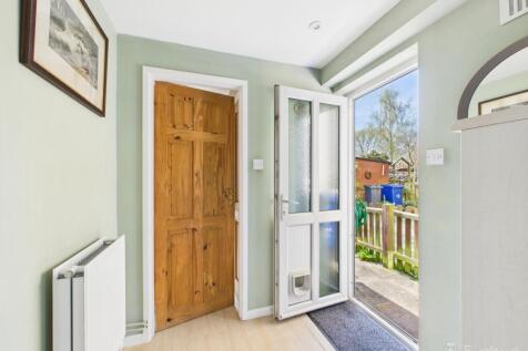 Cloakroom- Mark Stephens EweMove Newmarket and Soh