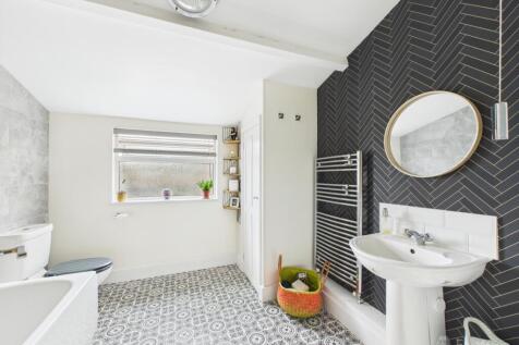Bathroom- Mark Stephens EweMove Newmarket and Soha