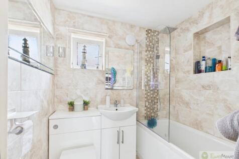 Ewemove Mildenhall 11a Sandgalls Drive Bathroom