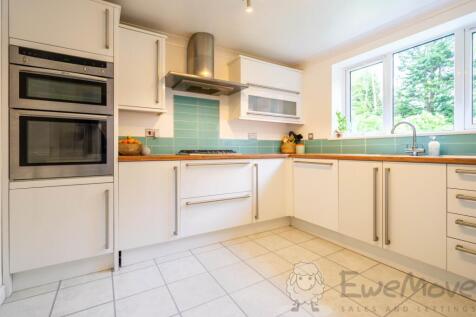 Integrated Kitchen Overlooking the Garden