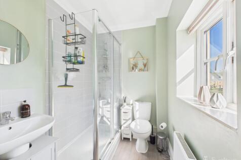 Ensuite- Mark Stephens EweMove Newmarket and Soham