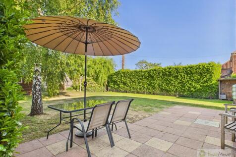 EweMove Mildenhall Eriswell Road Garden table