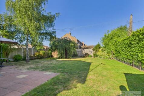 EweMove Mildenhall Eriswell Road Garden from side