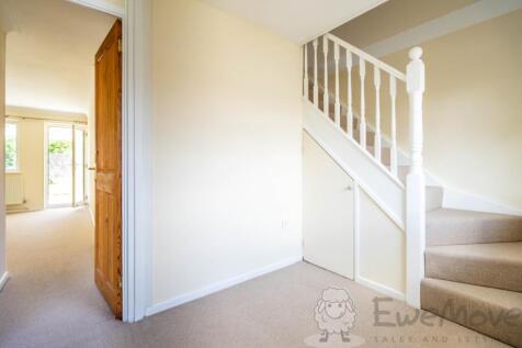 Spacious Entrance Hall with Storage