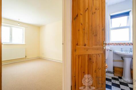 Double Bedroom Adjacent to Bathroom