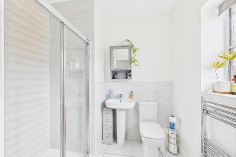 Ensuite- Mark Stephens EweMove Newmarket and Soham