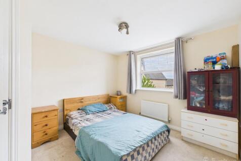 Principal Bedroom-Mark Stephens EweMove Newmarket 