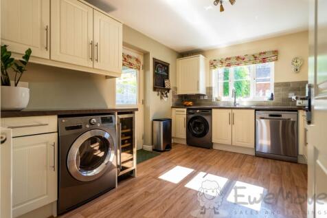 Fully-Fitted Kitchen