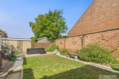 Covey Way EweMove Mildenhall Garden 1