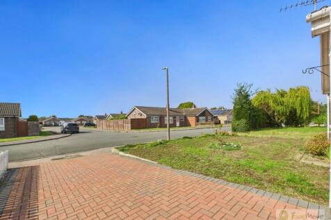 Covey Way EweMove Mildenhall Front Drive