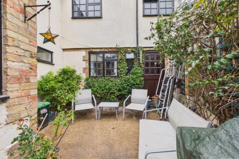 Courtyard- Mark Stephens EweMove Newmarket and Soh
