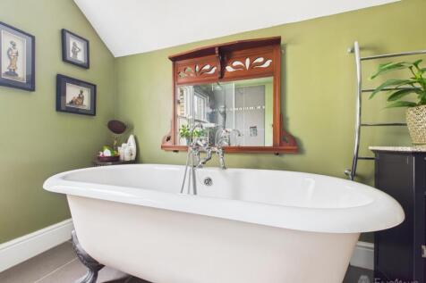 Bathroom- Mark Stephens EweMove Newmarket and Soha