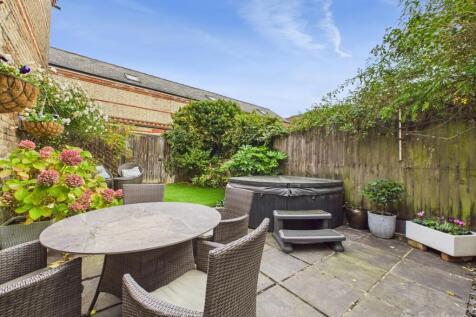 Garden- Mark Stephens EweMove Newmarket and Soham 