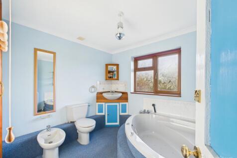 Bathroom- Mark Stephens EweMove Newmarket and Soha