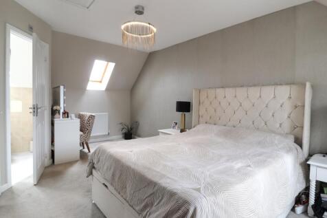 Main Bedroom EweMove Swindon South Chris Burns