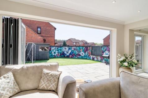 Lounge and Garden EweMove Swindon South