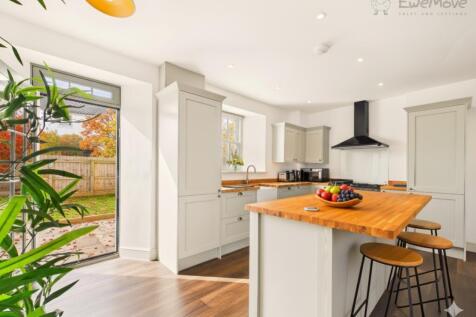 AUTUMN KITCHEN STAGED