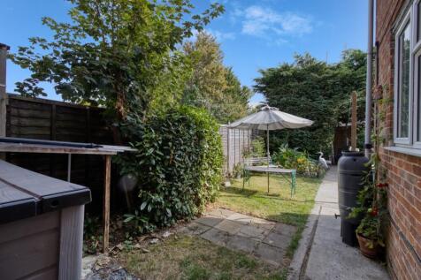 Garden - EweMove Swindon South