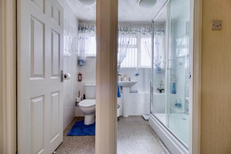 Toilet and Shower Room - EweMove Swindon South