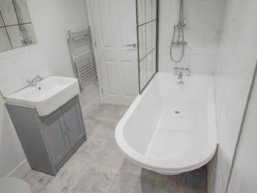 Sml_Family Bathroom 1