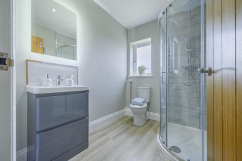 Main Bedroom Ensuite - EweMove Swindon South
