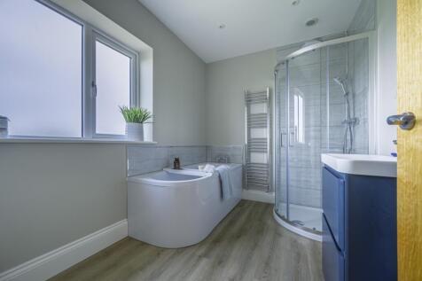 Family Bathroom - EweMove Swindon South