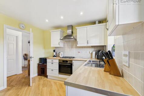 EWEMOVE SOUTH MOLTON - KITCHEN