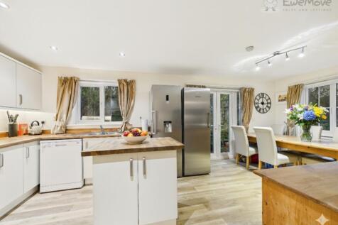 EWEMOVE SOUTH MOLTON - KITCHEN