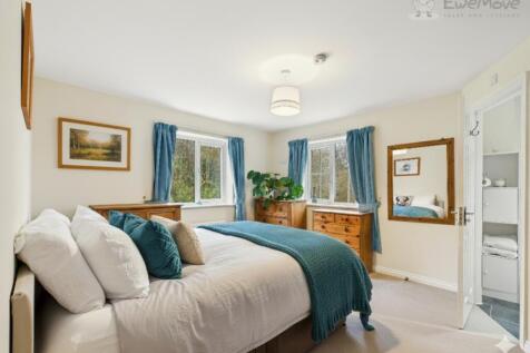EWEMOVE SOUTH MOLTON - MASTER BEDROOM