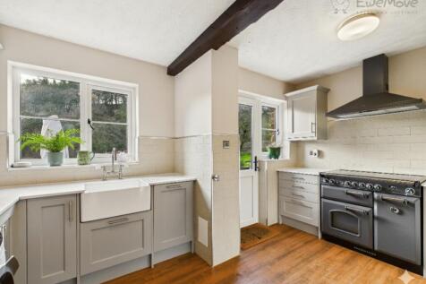 EWEMOVE SOUTH MOLTON - KITCHEN