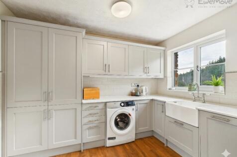EWEMOVE SOUTH MOLTON - KITCHEN