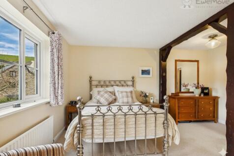 EWEMOVE SOUTH MOLTON - MASTER SUITE