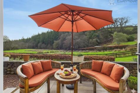 EWEMOVE SOUTH MOLTON - MAIN PATIO AREA