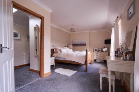 This well-appointed space offers a harmonious blen