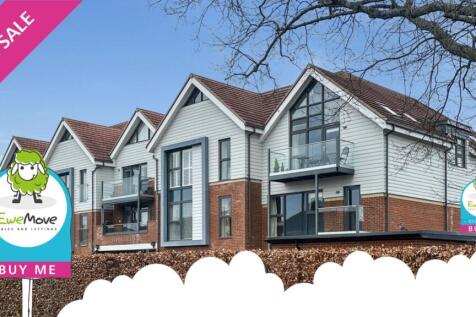 Gated Secure Entrance to the exclusive Fleur De Li