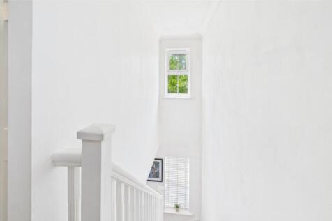 ewemove-InkermanRoad-light airey hallway