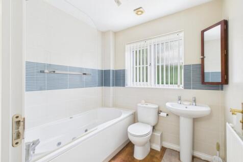 ewemove-thomasroad-family bathroom