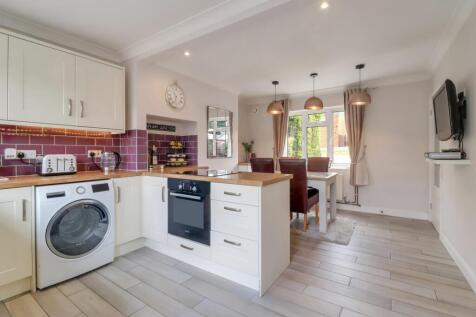 Open plan kitchen and dining room