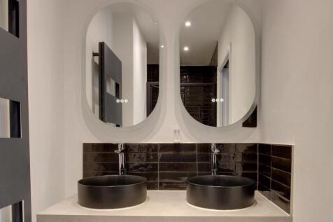Master ensuite 2