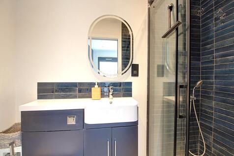 Ensuite to bedroom 2