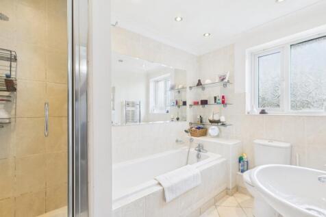 ewemove-goodwoodclose-familybathroom
